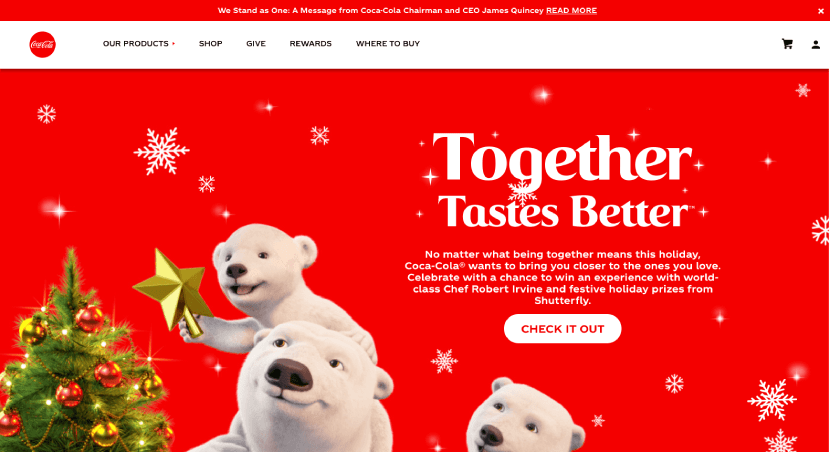 تصویر سایت کوکاکولا و استفاده بارز این برند از رنگ قرمز در طراحی وب سایت خود